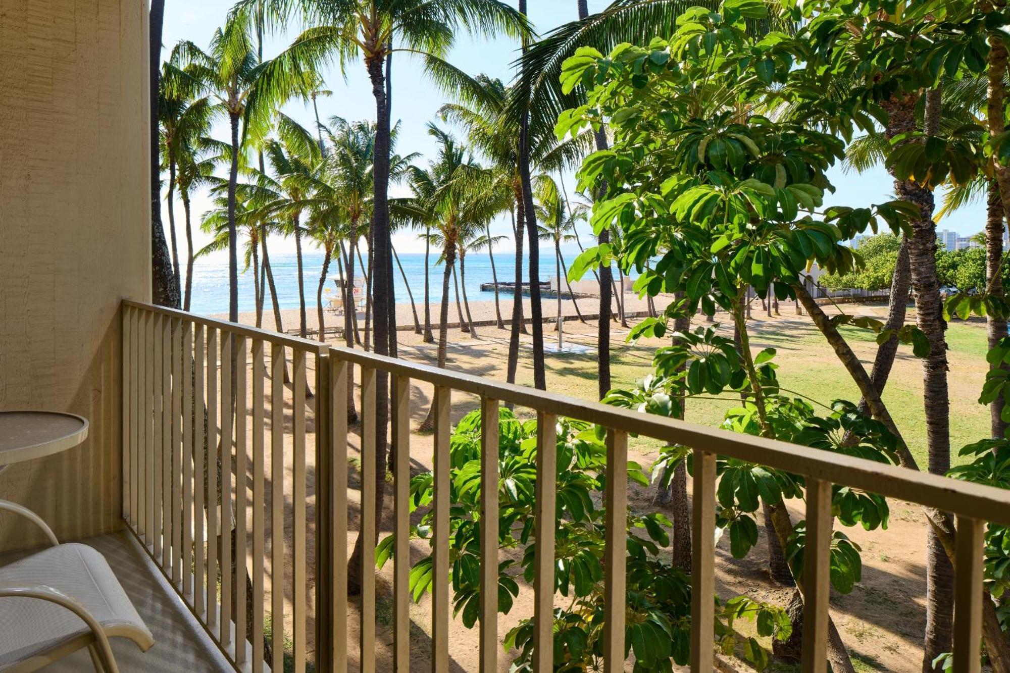 Kaimana Beach Hotel Гонолулу Экстерьер фото
